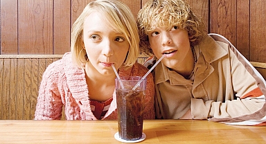 Şekerli içecek ergeni etkiliyor